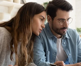 Pareja revisando finanzas familiares con acuerdos claros