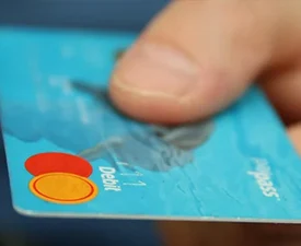 ¿Tarjeta de débito o de crédito? Aprende a diferenciarlas para evitar sobreendeudarte