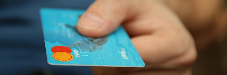 ¿Tarjeta de débito o de crédito? Aprende a diferenciarlas para evitar sobreendeudarte